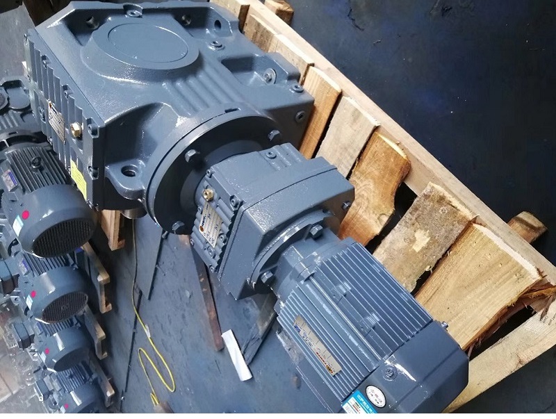 S57RF17DRE63M4,S57RF17DRS63M4,S57RF17Y0.12KW,S57RF17DT71M4系列减速机型号.jpg